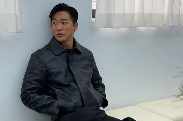 Actor Namgoong Min has revealed his warm-hearted daily life.On the 26th, Namgoong Min posted a picture on his instagram without any phrase.In the photo, Namgoong Min was sitting on the sofa and taking a picture. It was chic to be staring somewhere with his legs crossed.Above all, I was impressed by wearing a black jacket and a relaxed expression.On the other hand, Namgoong Min was honored with the Grand Prize for The Veil at 2021 MBC Acting Grand Prize broadcast on the 30th.