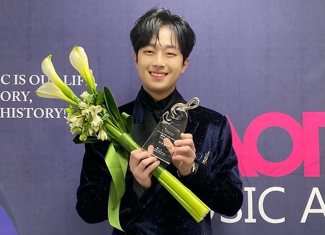 Singer Lee Chan-won gave his impression of the Rookie of the Year.Lee Chan-wons official Instagram on the 27th posted a long impression with two photos of Lee Chan-won with a trophy and flowers.Lee Chan-won in the photo is a smile on the photo wall after winning the Gaon Music Chart Music Awards of the Years New Artist Award Fijical Recording category.Lee Chan-wons heartfelt article said, Thanks to the support and interest and love of many chances, I think I was able to win the Fijical Album Award.I am so grateful to those who have always supported me hard. Meanwhile, Lee Chan-won won the Fijical Album Award at the 11th Gaon Music Chart Music Awards held today (27th).