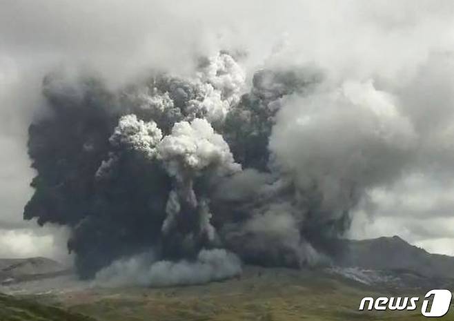 2021년 10월20일 일본 규슈섬 구마모토에 있는 활화산인 아소산이 분화해 화산재가 3500m까지 분출되고 있다. © AFP=뉴스1 © News1 우동명 기자
