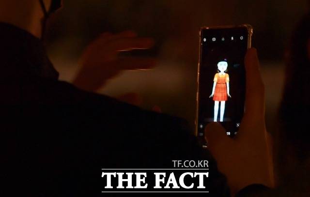 넷플릭스의 주가 폭락을 두고 설왕설래가 이어지고 있다. 사진은 지난해 11월 17일 저녁 서울 도봉구 우이천 일대에서 열린 등축제에서 '오징어 게임'에 등장한 영희 캐릭터 등이 설치돼 있는 모습. /이새롬 기자