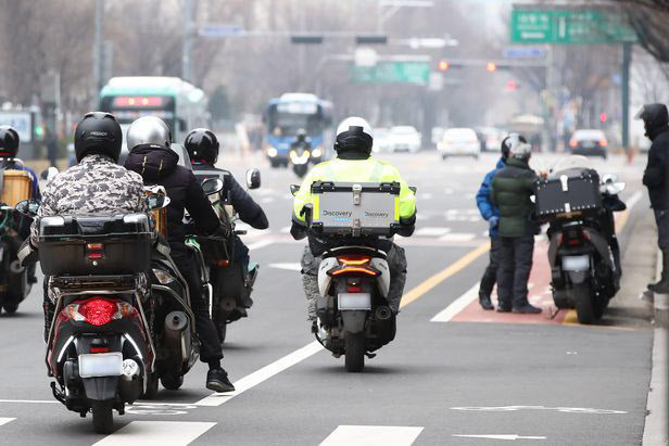 서울 시내의 도로에서 오토바이를 탄 배달원들이이 운전하고 있다. / 사진 = 연합뉴스