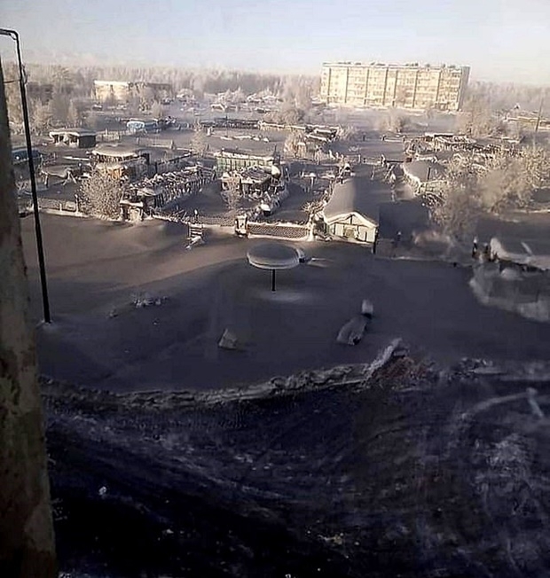 검은 눈으로 뒤덮인 러시아 마가단주 내 마을 / 사진=러시아 지역 매체 마가단스카야 프라브다