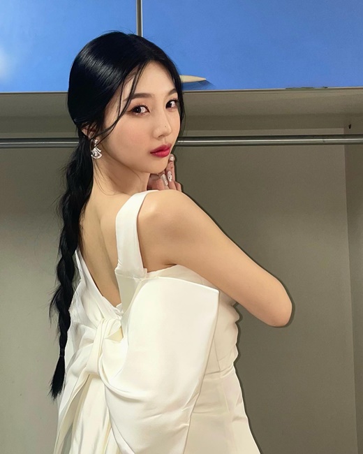 Group Red Velvet member Joy flaunts beautyJoy posted several photos on his instagram on the 28th with the comment Gaon Chart.In the open photo, Joy is wearing a white sleeveless one piece with a large ribbon on his back and is taking a pose.The figure of Joys winged angelic dress catches his eye.Joy also sported a deep-cut dress and a right-angle shoulder line, braided with a padded head and accentuating her glamorous features, which drew admiration.Meanwhile, Joy is in public with singer Crush.