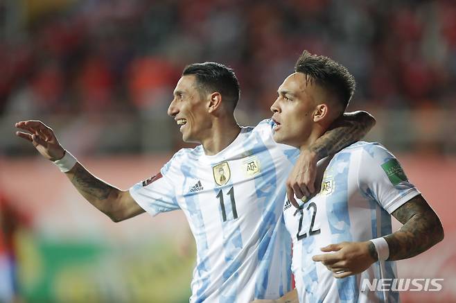 [칼라마=AP/뉴시스]아르헨티나의 앙헬 디 마리아(왼쪽)가 선제골을 넣었다. 2022.01.27.