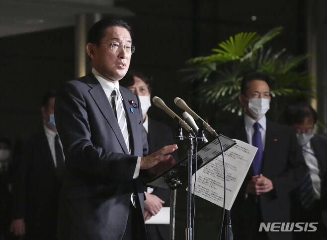 [도쿄(일본)=AP/뉴시스]지난 6일 기시다 후미오 일본 총리가 총리 관저에서 기자들에게 발언하고 있다. 2022.01.28.
