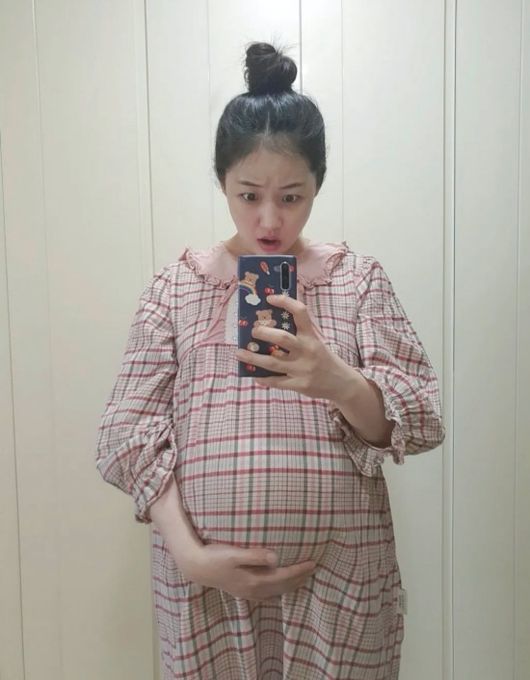 Actor Park Bo-mi from Gag Woman released the full-length D line.Park Bomi posted a picture on his personal instagram on the 28th with an article entitled Tomorrow, 37 Ji-long, the feed is full of very full pictures.Park Bo-mi, who is only 22 days away from her birth date, is surprised by the huge D-line, which is in the public photo, and she is surprised at the huge D-line.I have 22 days to go until my due date, but from tomorrow, Hanbo will always be normal. I want to have natural labor and give birth. Please, Bomi.Everyone have a good day, he added, expressing his mind waiting for childbirth.Meanwhile, Park Boomi married soccer player Park John in December 2020.park bomi SNS