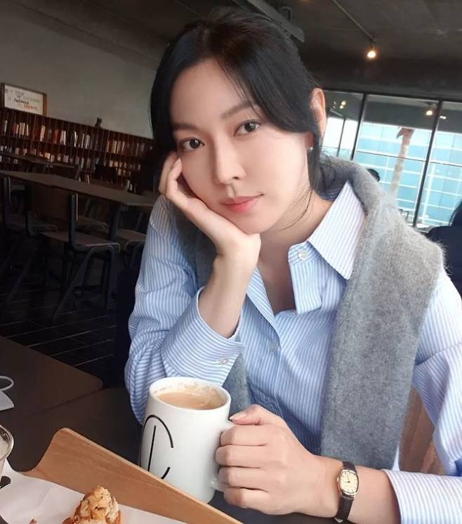 Actor Kim So-yeon has reported on the latest.On January 28, Kim So-yeon posted a picture on her Instagram with a brown heart emoji.Kim So-yeon in the public photo is drinking coffee with a knit on his shirt. I feel elegance in enjoying the peaceful daily life.Meanwhile Kim So-yeon married Actor Lee Sang-woo in 2017.Recently, I was loved by SBS Pent House as Chun Seo Jin.Currently, it is reported that TVN is considering the next work after receiving the proposal for the new drama The Tale of a Gumiho season 2.
