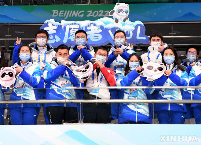 [베이징=신화/뉴시스] 내달 4일 개막하는 중국 베이징 동계올림픽의 자원봉사자와 대회 관계자들이 28일 메인 스타디움인 국가체육관에서 최대 명절 춘절(설)을 맞아 축하인사를 보내는 비디오를 촬영하고 있다. 2022.01.29
