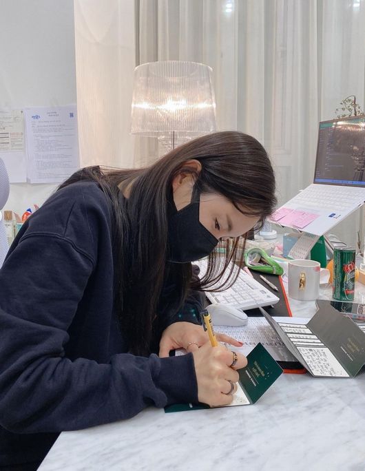 Broadcaster Jang Youngran has prepared a special gift for hospital staff.On the 29th, Husband in Jang Youngran uploaded several photos to his instagram, saying, The Gift Card for New Years Day employees.The photo shows Jang Youngran writing a letter to the cafe The Gift card to present to the staff.The sincerity of writing a letter that presses the heart of one hand rather than giving a gift is impressive.I can not afford rice cakes, but it is a light gift from Chang. Thank you for this event. I am so happy, he added, adding, People are first. Have a good holiday.On the other hand, Jang Youngran married Husband Hanchang, a oriental medicine doctor in 2009, and has one male and one female.Han Chang opened a oriental hospital with his name last year and collected topics. Jang Youngran is helping work together as a director of the hospital.Jang Youngran SNS