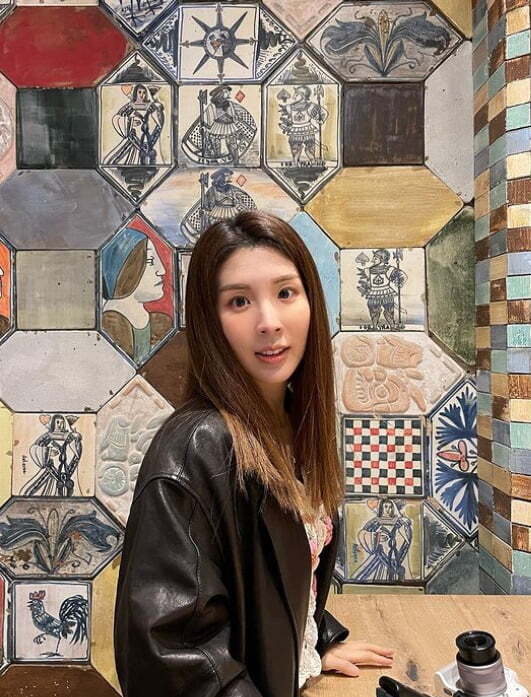 Musical Actor Yonji Ham has unveiled its holiday holiday routine.On January 30, Yonji Ham posted several photos on his instagram with an article entitled Ham to the Kingdom of the tiles.In the photo, Yonji Ham boasted beauty in a tile-filled location, especially as she wore a patterned cardigan that matched the tile background.Yonji Ham is the eldest daughter of Ottogi Ham Young-joon, and is a musical actor and YouTuber.