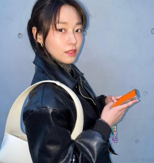 Seolhyun posted several recent photos on her social media account on Thursday afternoon.In the photo, Seolhyun looks cool with a black jacket. Seolhyun, who matches a thin jacket and a white bag in a cold winter, attracted attention with a stylish look.The hairstyle naturally produced and emphasized the pure beauty.Netizens responded to the photos released by Seolhyun by saying, It is so beautiful, It is pure and attractive, and Fashion sense is good.