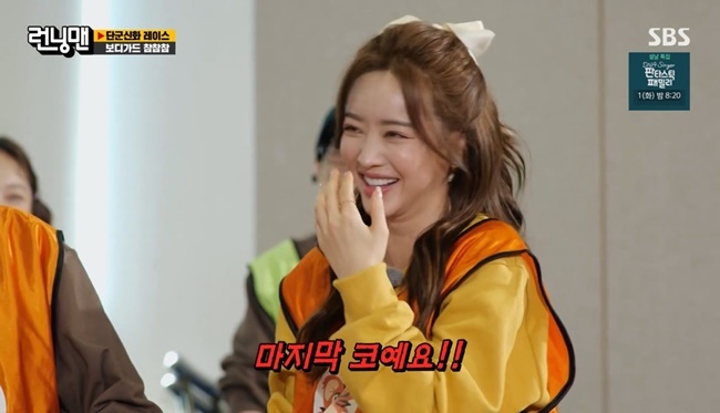 Actor Hong Soo-Ah has made Confessions about nose molding.On January 30th, SBS Running Man was decorated with Dangun myth race and The Bodyguard True Game was held.The Bodyguard Chamcham was conducted in a way that one person played a game and another person defended.Hong Soo-Ah will play the true game, and Song Ji-hyo will defend it.Song Ji-hyo said, I understand this even if Makda does this, and Hong Soo-Ah shouted Sister nose care urgently and laughed.I cant do it again, its the last coda, Hong Soo-Ah said, confessions and making the scene into a laughing sea.