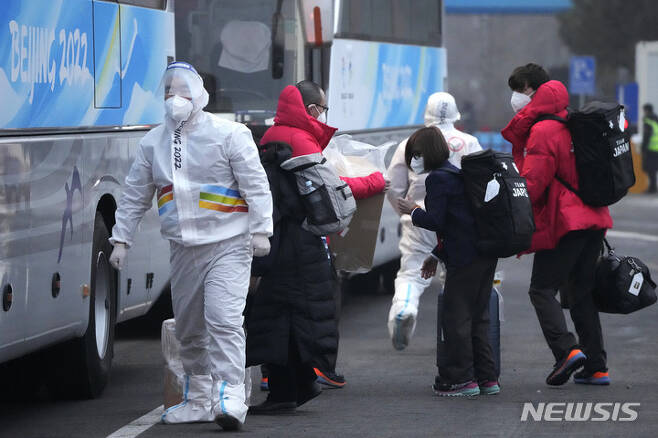 [AP/뉴시스] 30일 일본 동계올림픽 선수단이 베이징의 올맆기 선수촌에 도착하고 있다