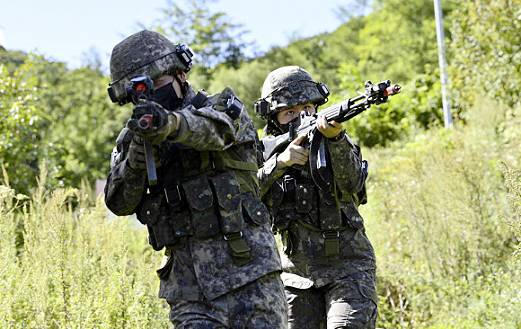 지난 8일 강원도 인제 육군과학화전투훈련단에서 진행된 ‘초급부사관 KCTC 훈련’에서 초급부사관들이 적진을 향해 기동하고 있다. 2021.9.9 육군 제공