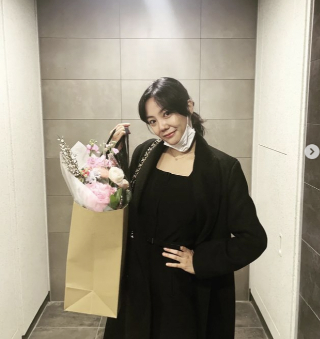 Actor Go Eun-ah showed off a surprise gift.Go Eun-ah posted a photo on his SNS on the 31st, saying, Thank you for the flower gift. Surprise gift. Banggae Banggaji.The photo shows Go Eun-ah, who was impressed by a surprise gift in front of the house.Go Eun-ah smiled happily at the bouquet of lovely flowers she had received, though she didnt expect it.Especially, the bouquet that matches Go Eun-ah, which is full set from head to toe and emits beauty all over the body, contains the heart of the presenter.Meanwhile, Go Eun-ah is running the YouTube channel Bangane with his brother Mir.Recently, he confessed to the Hair care transplant procedure and collected topics. He also appeared with his mother in MBC Everlon Mamma Mian broadcast on the 18th.