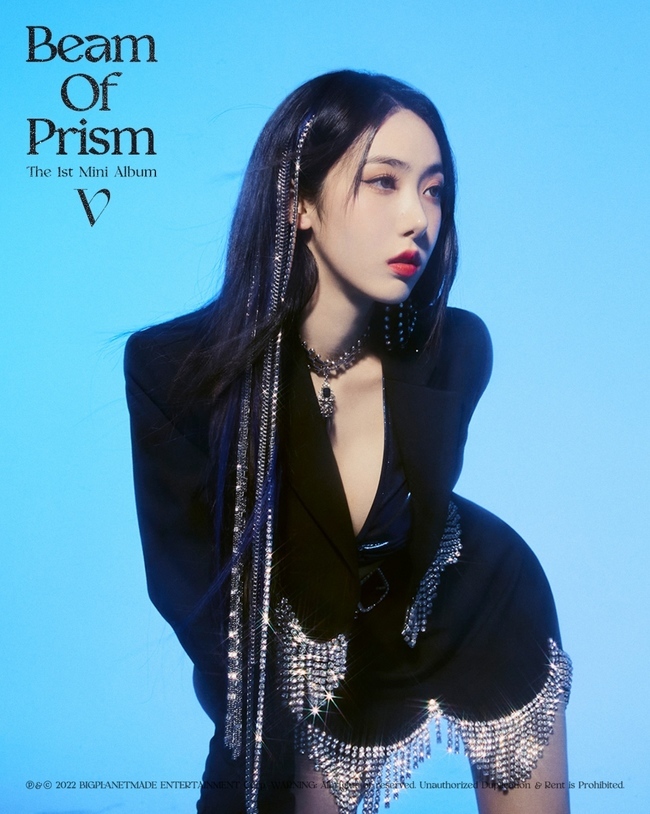 The group VIVIZ (ViviZ) raised expectations for its debut with a different transform.VIVIZ (Eunha, SinB, Umji) released a series of second concept photos of its first mini album, Beam Of Prism (Beam of Prism), via its official SNS at 0:00 on January 30 and 31.This concept photo contains the charm of VIVIZ, which is different from the dreamy mood that was released earlier.Especially, each of them has a distinctive black two-piece costume that makes the atmosphere more sophisticated and mature.First, Eunha caught the eye with her doll-like appearance in the subtle Number 1 (Lavender Mist) background.Black-haired hair and bling-bling Number 1 (Lavender Mist) accessories harmonized, creating a youthful yet chic feel.SinB has shown an inexhaustible proportion in a cool blue background, and has also completed a more spectacular visual with costumes and hairstyles decorated with crystals and chains.Finally, Umji showed a provocative figure in an intense red background.It has succeeded in transforming the new image by revealing the aspect of the atmosphere goddess with a fascinating styling different from the previous one.In the group concept photo, the three people created a flawless visual synergy with the colorful beauty of three people.VIVIZ, newly formed by group girlfriends Eunha, SinB and Umji, is a combination of VIVID, which means VIVId dayZ and VIVID, which means clear and intense, and days(z), which means days.VIVIZ, which is raising expectations for a new start with only visual transform, will continue to communicate with fans by taking off the veil of its debut album through various teeing contents.Meanwhile, VIVIZ will release its first mini album Beam Of Prism through various online music sites at 6 pm on February 9th.