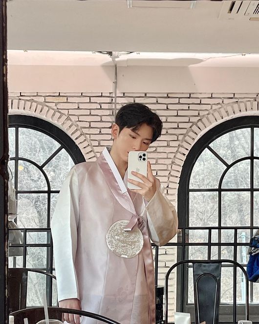 Group Monsta X (Shownu, Decramic reform, Wait, Hyungwon, Juheon, IM) member Wait perfected the hanbok.On the afternoon of the 31st, Monsta X Wait posted several selfies on his personal SNS, saying, New Years Day. Have a good time with good people on a good day. I do not know what to like.In the photo, Monsta X Wait looks at the mirror in a pink-colored hanbok.Wait has shot a global woman with transparent watery skin, clear features from afar, and a solid physicality such as a wide shoulder.Especially, the fans who watched this showed their welcome to the recent situation of Wait, leaving comments such as Lets get married, When is your husband, Where do you like you, I like everything, I like everything and My mother-in-law waits.On the other hand, Monsta X Wait is responsible for the late night time of weekday as host of IM and Naver NOW. late night idol.Monsta X Wait SNS