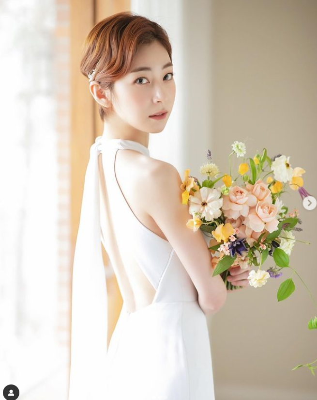 Five days before marriage, new bride actor Wang Ji-won, 33, unveiled a wedding look with slender shoulders and a shimmering waistline.Wang Ji-won released an additional photo of the bride during the wedding photo with the article Happy New Year on his SNS on the 1st of New Years Day.Wang Ji-won, who finished her short light brown wave hair elegantly, chose a halter neck dress with a cool back line and completed several backs.In another photo, she showed off her elegant charm with a simple off-shoulder dress, a bouquet that seemed to be tied up with wild flowers, a marriage ring shining on her left ring finger.Wang Ji-won, who recently announced the marriage news, will hold a marriage ceremony with Vallejorino Park Jong-seok (30), a Dutch National Ballet dancer of three years old,The two have been growing love for two years because they have come close to Vallejo.Wang Ji-won has been working as a Vallejorina through the Royal Vallejo School, the Korean National School of Arts, and the Dutch National Ballet in the past. Park Jong-seok has been transformed into an actor. He is currently a senior dancer at Dutch National Ballet through the jo group.The agency said, The ceremony will be held privately with close relatives and acquaintances.On the other hand, Wang Ji-won is filming the drama I can not use it with preparation for marriage.Photo Source  Wang Ji-won SNS