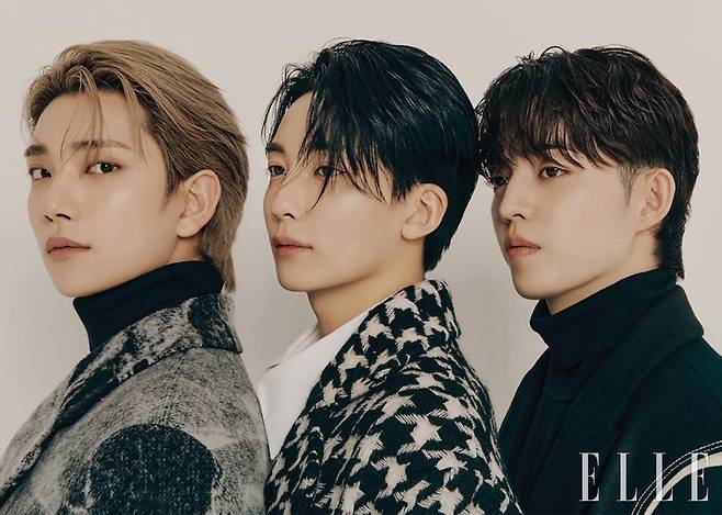 조슈아가 입은 코트는 Off-White™. 터틀넥 니트 톱은 스타일리스트 소장품. 정한이 입은 코트는 YCH. 셔츠는 COS. 에스쿱스가 입은 코트는 Waviness. 터틀넥 니트 톱은 스타일리스트 소장품.