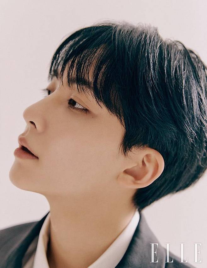 정한이 입은 수트와 셔츠는 모두 Dior Men. 타이는 스타일리스트 소장품.