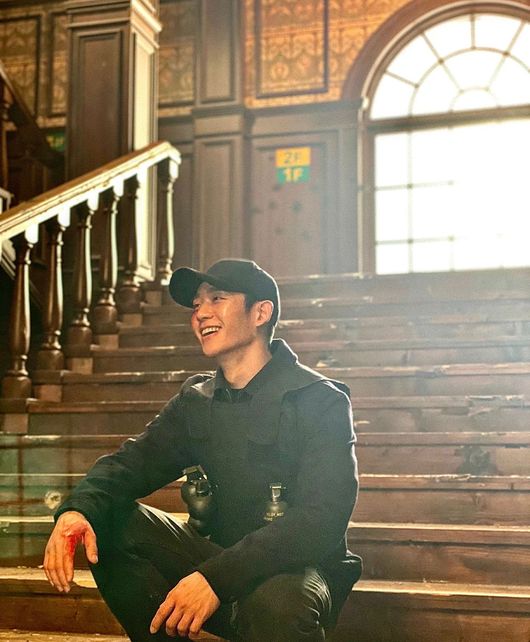 Actor Jung Hae In reminisces SnowdropOn the afternoon of the 31st of last month, Jung Hae In told personal SNS, Li Tae-san, Lim Soo-hyuk and Lim Soo-ho. Snowdrop to remember and keep in mind for life.I was happy because of everyone who was with me. Thank you. Jung Hae In in the photo is laughing brightly with blood on the Snowdrop filming site.Jung Hae In boasted an unblemished and perfect handsomeness, perfecting the all-black suit as well as uniforms.The fans were disappointed with Jung Hae Ins Snowdrop ending with comments such as It was wonderful and cool, Jung Hae In is the best, Do not die in the next work, Goodbye, I will not forget and I want to see it already.Meanwhile, Jung Hae In appeared on JTBCs Snowdrop: Snowdrop, which ended on the 30th of last month.Jung Hae In SNS