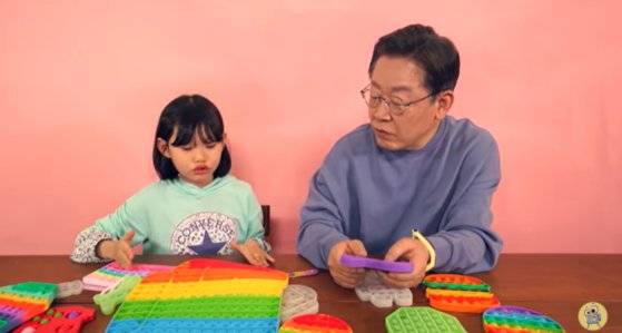 지난달 31일 어린이 유튜브 채널 라임튜브에 등장한 이재명 더불어민주당(오른쪽) 대선후보. 유튜브 채널 ‘라임튜브’ 캡처