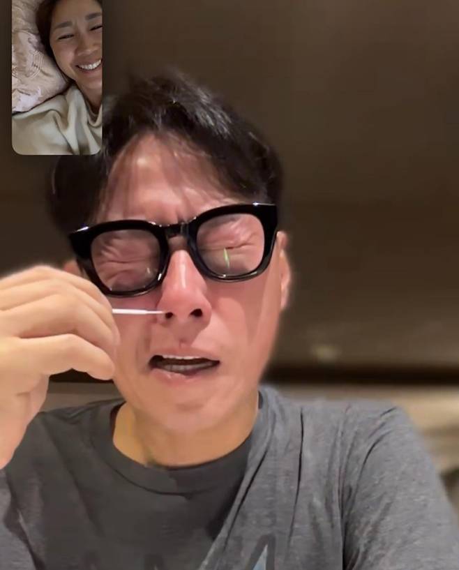 On the afternoon of the afternoon, Yoon Jong Shin posted a picture on his instagram with an article entitled I hope that I will be able to break up with Corona in the new year and smell and breathe all the time in the new year.In the open photo, Yoon Jong Shin is in the process of conducting a Corona 19 self-inspection while making a video call with his wife, Jeon Mi-ra.The laughter of Yoon Jong Shin, who is sore and painful, and Jeon Mi-ra, who laughs at her husband, contrasts.Park Myeong-su left a comment saying Its fun  and Hongja said, I am happy for the new year.Meanwhile, Yoon Jong Shin, who was born in 1969 and is 53 years old, married Jeon Mi-ra, a tennis player in 2006, and has a son, Raik, a daughter, and Rao.Currently, he is appearing in programs such as Also 2 and You are in a harsh situation 3.Photo: Yoon Jong Shin Instagram