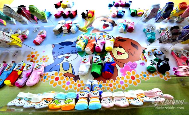 북한 만화영화 '영리한 너구리' 캐릭터가 들어간 양말. ('우리민족끼리' 갈무리)© 뉴스1