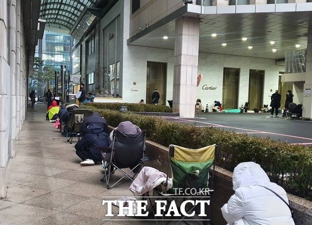 지난달 25일 오전 8시, 서울 중구 롯데백화점 본점 롤렉스 오픈런 풍경. 평일 아침인데도 많은 사람들이 백화점 벽을 따라 길게 줄지어 있다. /신정인 인턴기자