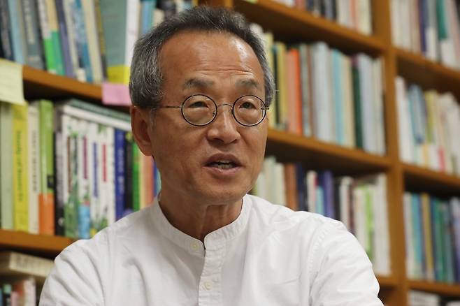 최재천 “조심스럽게…오미크론 참 반갑다” - 최재천 이화여대 일반대학원 에코과학부 석좌교수. 연합뉴스.