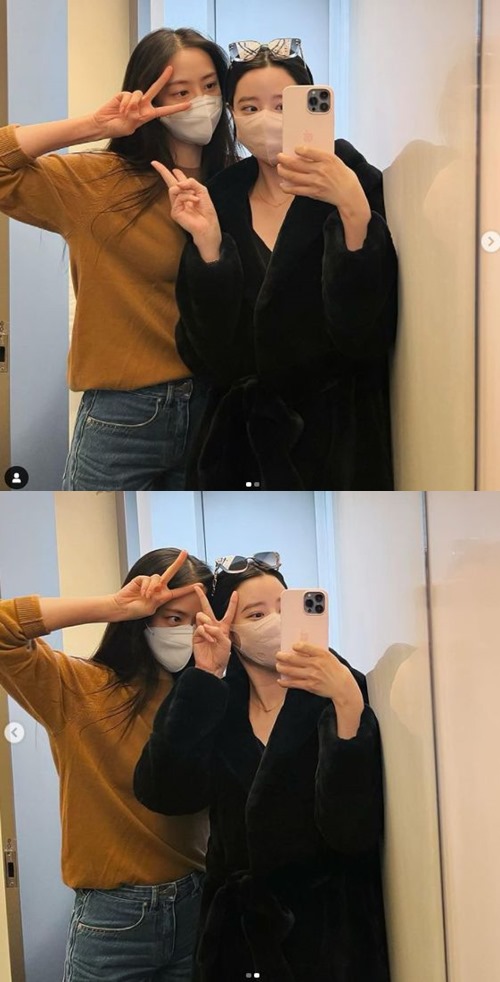 Singers Johyun and Dasom have released a friendly Kemi.Johyun posted a picture and a picture of my sis on his instagram on the afternoon of the 3rd.Inside the picture is Johyun and Dasoms two shots, taking a friendly mirror selfie.The two of them were cute and charming with cute pose.In another photo, Johyun and Dasom, who took V Pose, were captured.They were wearing masks, but they were pretty, not hidden, and they added sexy to their glamorous body.Meanwhile, Johyun will appear on the web drama Winter Pass Cherry Blossom, which will be released on the 24th.