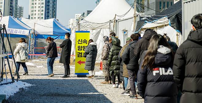 코로나19 신속항원검사 시행 첫날인 3일 오전 서울 강서구 마곡 임시선별검사소에 시민들이 신속항원검사를 받기 위해 대기하고 있다. 이날부터 검사자는 신속항원검사를 받은 후 양성이 나올 경우 PCR 검사를 다시 받아야 한다. 음성이 나오면 현장에서 방역패스(24시간)로 사용할 수 있는 음성확인서를 발급 받을 수 있다. 강서구청 제공