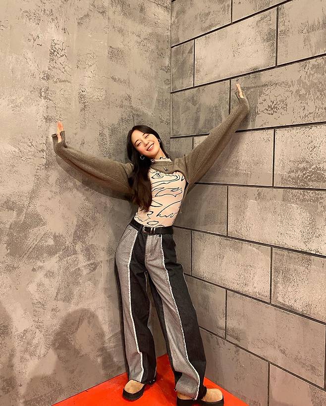 Heo Young-ji has reported on the latest news ahead of the program broadcast.On the afternoon of the 3rd, Heo Young-ji posted a picture on his instagram with an article entitled Tonight at 9 oclock! Meet me at the Jtbc lone tree table!Heo Young-ji, who is in the public photo, poses in the corner of the set, and his eyes are drawn to his expectation of broadcasting by smiling brightly with his arms open.Meanwhile, Heo Young-ji, who was born in 1994 and is 28 years old, made his debut as a KARA member in 2014, and is currently active in many entertainment.Heo Song-yeon, a Sister, and YouTube channel Hugsy TV are operated.Photo: Heo Young-ji Instagram