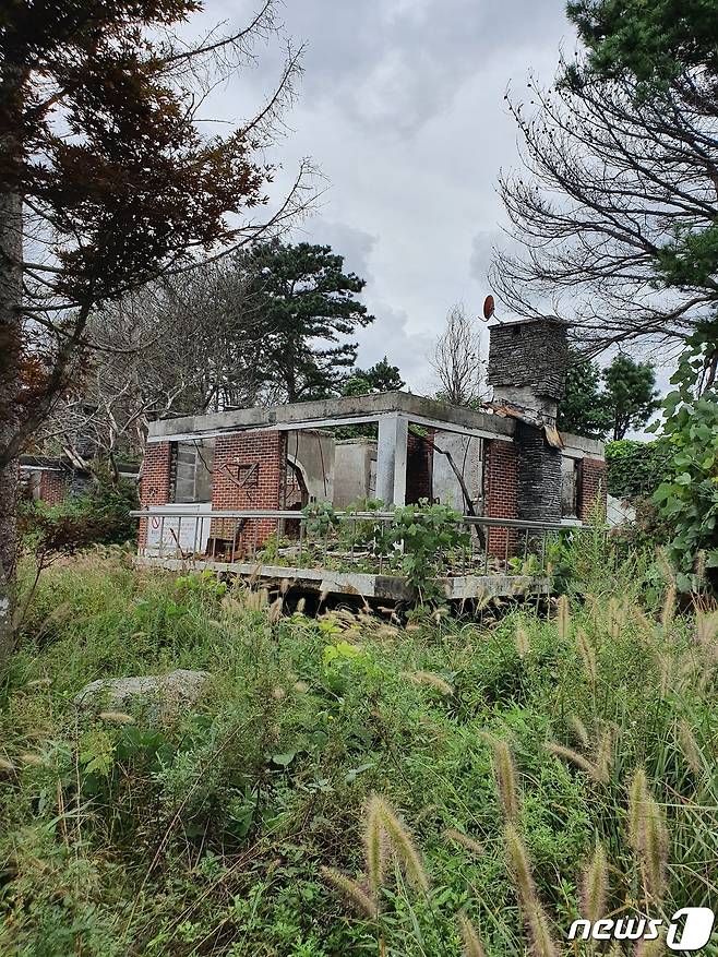 2019년 동해안 대형산불로 훼손된 속초 영랑호리조트 별장형 콘도.2022.2.4/뉴스1