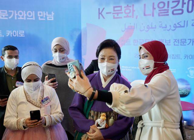 김정숙(오른쪽 두 번째) 여사가 20일(현지시간) 이집트 카이로 세인트레지스 호텔에서 열린 'K-문화, 나일강에 물들다 : 이집트 한국문화 홍보 전문가와의 만남'에 참석해 행사를 마친 뒤 참석자들과 셀카를 찍고 있다. 카이로=뉴시스