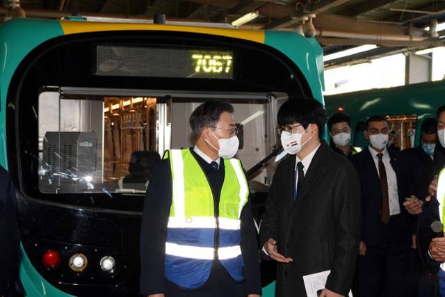 이집트를 방문 중이 문재인 대통령이 21일(현지시간) 카이로 메트로 3호선 아들리만수르역에서 현대로템이 신규 제작한 열차를 탑승, 엘살렘 차량기지로 이동해 탁현민 의전비서관과 대화하고 있다. 카이로=왕태석 선임기자