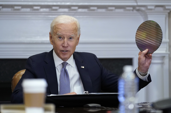 조 바이든 미국 대통령이 지난해 4월 반도체 화상회의에 참여한 모습.  [사진=AP/뉴시스]