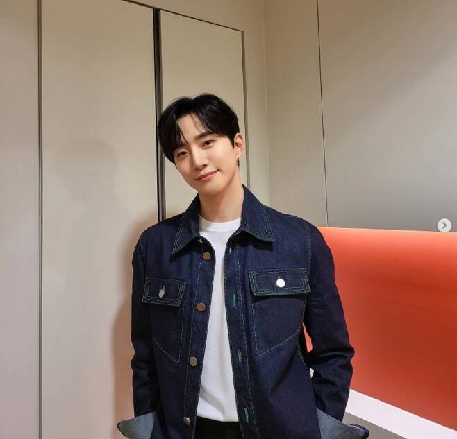 2PM member and actor Lee Joon-hos Radio Star behind-the-scenes cut was released.On February 4, 2PM official SNS posted several photos of 2PM member Lee Joon-ho.Lee Joon-ho in the photo is smiling at the camera wearing a white T-shirt and a Denim jacket.2PM said with the photo, Get a funny hottie for Radio Star Junho (1/19900-125). Shes cute. Shes handsome. Funny. Sweet.It is just Junho, he added, and it was a picture taken in the waiting room at the time of MBCs Radio Star.Lee Joon-ho recently re-starred in Radio Star to fulfill his promise to exceed 15% of MBC drama Red End of Clothes Retail.Lee Joon-ho, who starred in Radio Star, fulfilled his pledge to dance My House in a gonryongpo.