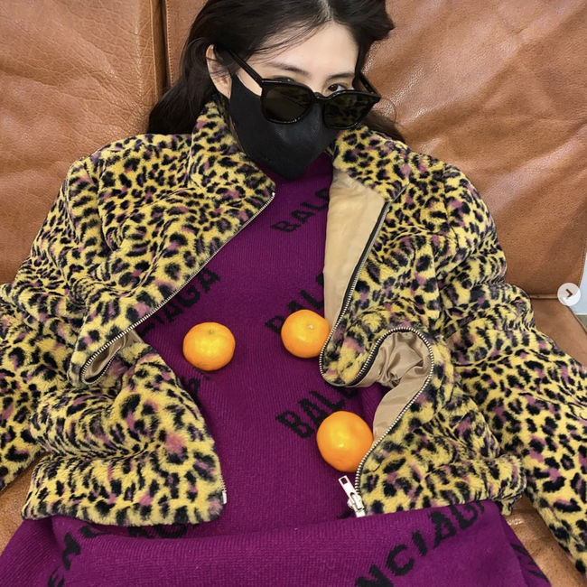 Actor Han So Hee flaunts glamorous selfieHan So Hee posted a picture on his SNS on the 4th with an article entitled Tanger and Friends.In the photo, Han So Hee poses nicely in a colorful patterned jacket and a top of a luxury brand; Han So Hees dour look and atmosphere catches the eye.Han So Hee will star in Actor Park Hyeong-sik and JTBCs new drama Sound Track #1.