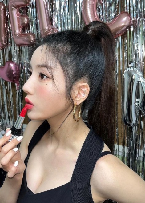 Kwon Eun-bi, a member of the group Izone, showed off her fresh beauty.On the afternoon of the 4th, Kwon Eun-bi posted a picture on his instagram.In the photo, Kwon Eun-bi posed with lip. His eyes were full of eyes and white white white skin attracted attention.Above all, Kwon Eun-bi boasted a smart nose and doll-like visuals and shot the heart.Meanwhile, Kwon Eun-bi released his first mini-album, OPEN, and acted as Solo, debut and Door.