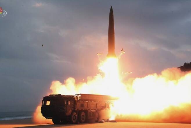 북한이 1월 27일 발사한 전술유도탄이 이동식 발사대(TEL)에서 화염을 내뿜으로 발사되는 모습. (출처=연합뉴스)