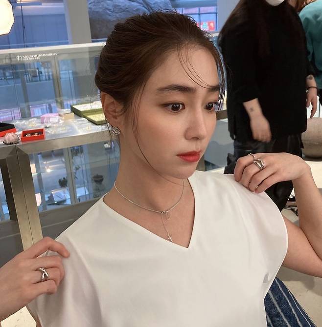 Seoul:) = Lee Min-jung, wife and fellow actor of Lee Byung-hun, showed off her deepened beauty for the New Year.Lee Min-jung posted a photo on his Instagram on the 4th with an article entitled Todays Shooting.In the photo, Lee Min-jung, who is about to shoot, is wearing a white blouse.Lee Min-jung is attracting attention because he emits a deeper beauty with makeup that gave points to RED lip.Singer and actor Lee Jung-hyun left a comment saying Face Bill Viola: The Passing and Son Seon-jae responded It is too much to be more beautiful as a new year.Meanwhile, Lee Min-jung is about to return to the screen with the movie Christmas Gift.