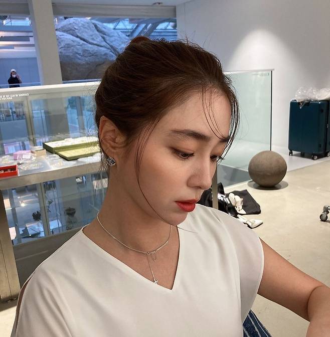 Seoul:) = Lee Min-jung, wife and fellow actor of Lee Byung-hun, showed off her deepened beauty for the New Year.Lee Min-jung posted a photo on his Instagram on the 4th with an article entitled Todays Shooting.In the photo, Lee Min-jung, who is about to shoot, is wearing a white blouse.Lee Min-jung is attracting attention because he emits a deeper beauty with makeup that gave points to RED lip.Singer and actor Lee Jung-hyun left a comment saying Face Bill Viola: The Passing and Son Seon-jae responded It is too much to be more beautiful as a new year.Meanwhile, Lee Min-jung is about to return to the screen with the movie Christmas Gift.