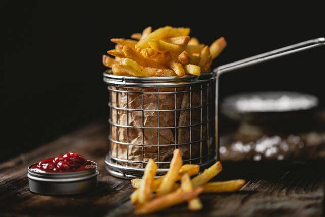 아무 감자나 기름에 튀긴다고 패스트푸드점에서 먹던 '그 맛'이 나오는 게 아니다. 감자의 품종, 기름의 종류, 튀기는 방법에 따라 감자튀김의 맛은 달라진다. 게티이미지뱅크