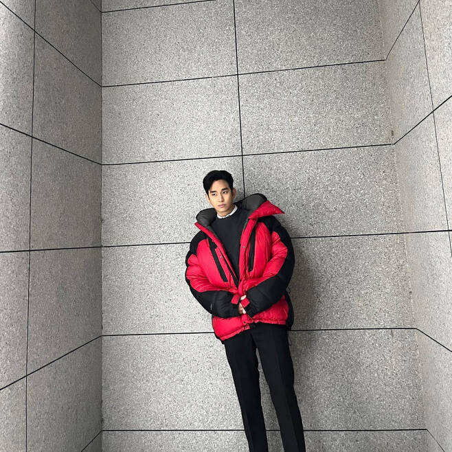 Kim Soo-hyun posted a picture on his instagram on the 5th.The photo shows Kim Soo-hyun wearing a padding Jumper. The padding Jumper makes his face look small.In addition, Kim Soo-hyuns sculpture-like beauty stands out, and the bright light on his face attracts the attention of his self-luminous atmosphere.The fans who encountered the photos showed various reactions such as cool, good looking and cute.On the other hand, Kim Soo-hyun starred in the original Coupang Play One Day last year.One Day is an eight-part hardcore crime Drama depicting the fierce survival of Kim Hyun-soo (Kim Soo-hyun), who became a suspect in a night-long murder in an ordinary college student, and a low-level third-class lawyer, Shin Jung-han (Cha Seung-won), who does not ask the truth.Eight episodes were released on December 19 last year.