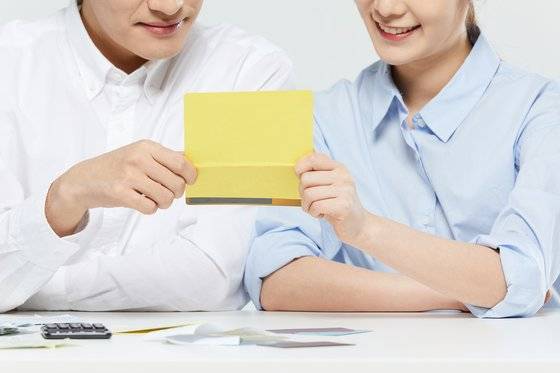 배우자에게 송금받은 생활비 일부를 모아서 투자했다면 증여에 해당한다는 게 세무전문가들 의견이다. 게티이미지뱅크