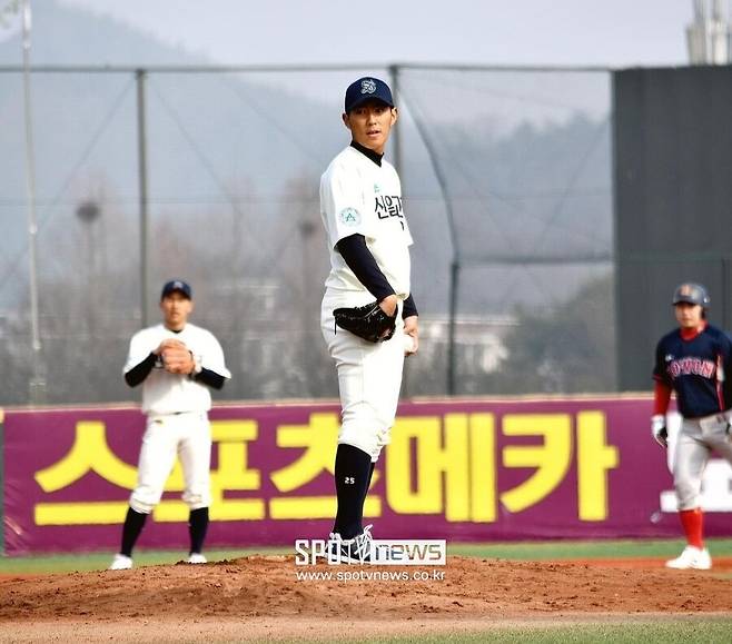 ▲ 신일고 시절 마운드에 선 박건우. 왼쪽 뒤로 당시 유격수를 보던 김휘집(현 키움 히어로즈)이 보인다. 김휘집이 1년을 유급해 박건우는 "휘집이 형"이라고 부른다. ⓒ박건우 제공