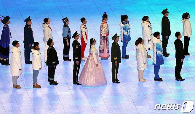 4일 중국 베이징 국립 경기장에서 열린 2022 베이징 동계올림픽 개막식에서 한복을 입은 여성이 오성홍기를 든 소수민족 중 하나로 표현돼 논란을 빚고 있다. 2022.2.5/뉴스1 © News1 박지혜 기자
