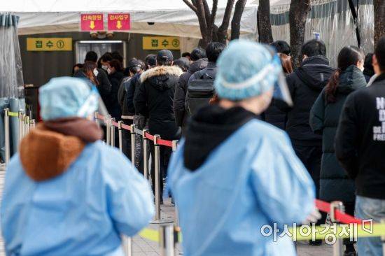 코로나19 신규 확진자가 3만5286명이 발생한 7일 서울시청광장에 마련된 임시선별검사소를 찾은 시민들이 검사를 받기 위해 대기하고 있다./강진형 기자aymsdream@