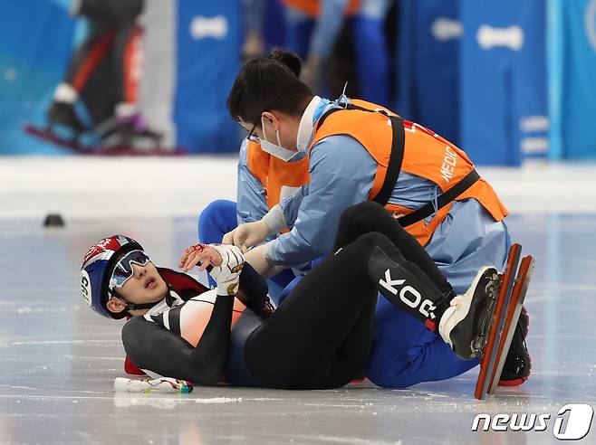 7일 중국 베이징 수도실내체육관에서 열린 2022 베이징 동계올림픽 쇼트트랙 남자 1000m 8강전 경기에서 박장혁이 넘어지며 부상을 당해 치료를 받고 있다. 2022.2.7/뉴스1 © News1 박지혜 기자